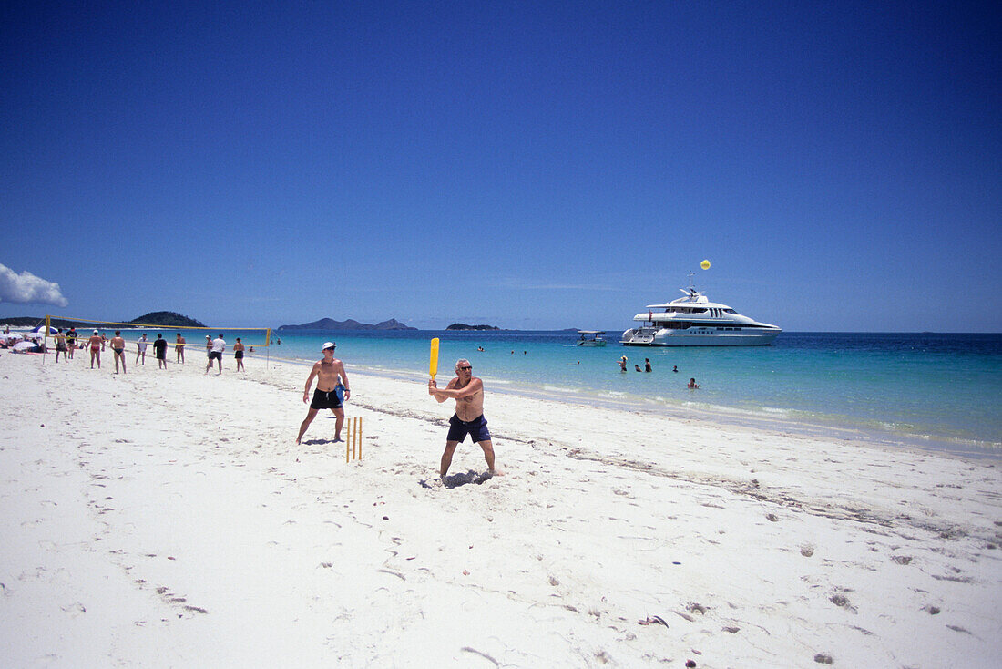 Menschen spielen Cricket am Whitehaven Beach Strand, Whitsunday Island, Queensland, Australien