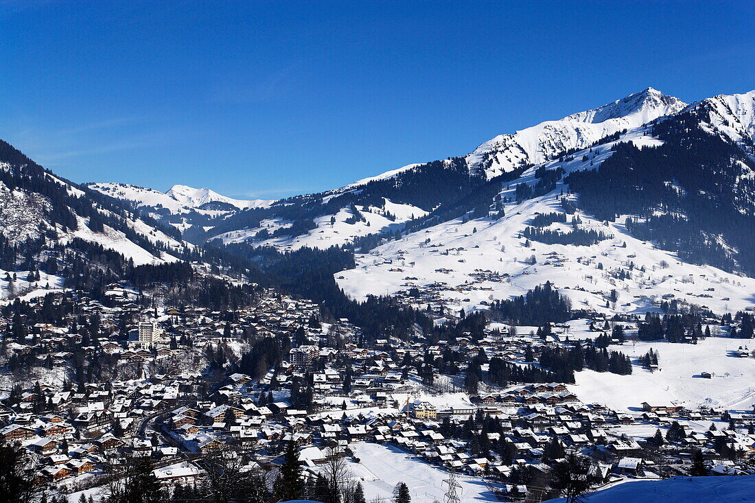 Blick auf Gstaad, Berner Oberland, Kanton Bern, Schweiz