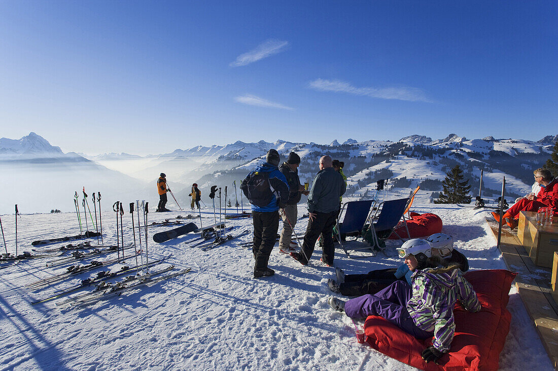 Gäste in der Apres Ski Horny Bar, Horneggli, Schönried, Gstaad, Berner Oberland, Kanton Bern, Schweiz