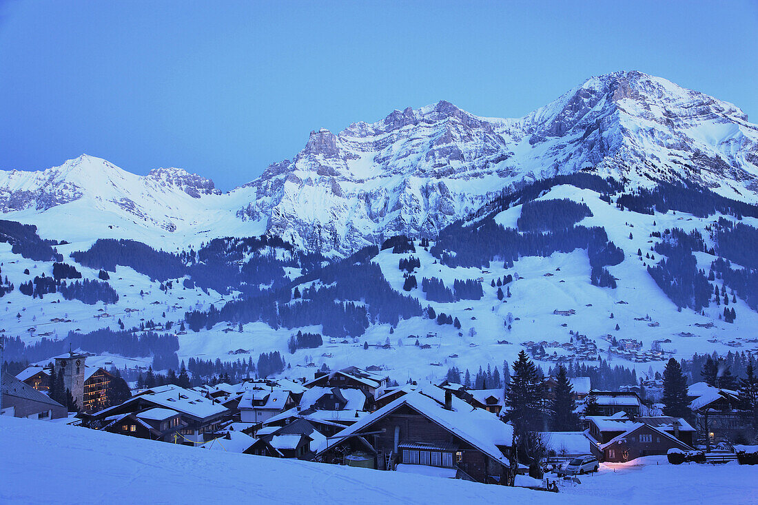 Blick über Adelboden am Abend, Berner Oberland, Kanton Bern, Schweiz