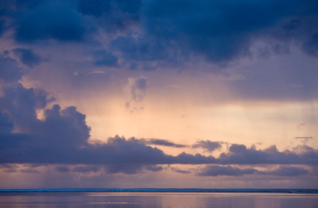 Regenwolken ueber dem Meer, Insel Peleliu Mikronesien, Palau