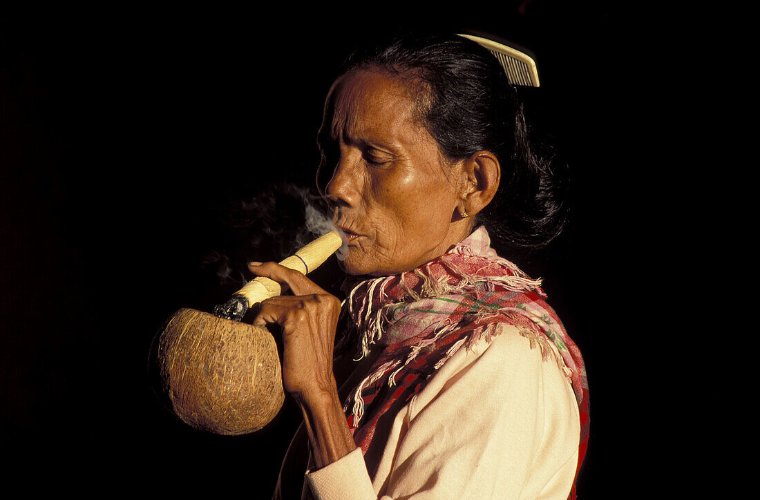 Cheeroot smoker, Pagan, Myanmar