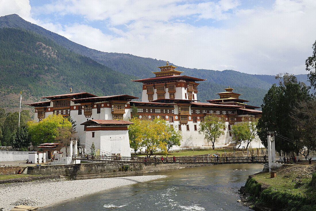 Punakha dzong and mo chhu river, punakha, Bhutan