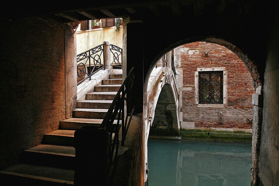 Ponte de le Colonne', Venice, Italy.