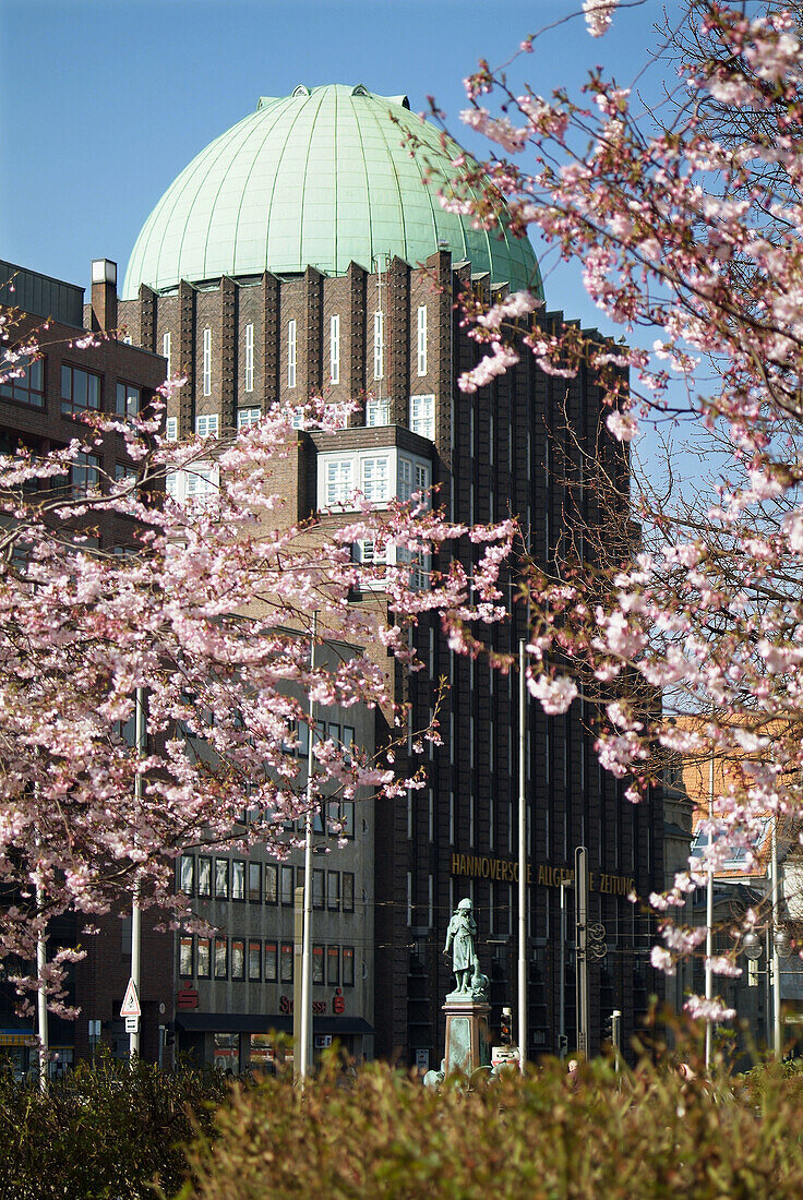 Germany, Hannover, Anzeiger Hochhaus in der Goseriede, 1927_1928, Architekt Fritz Höger, VG blühende japanische Wildkirschen