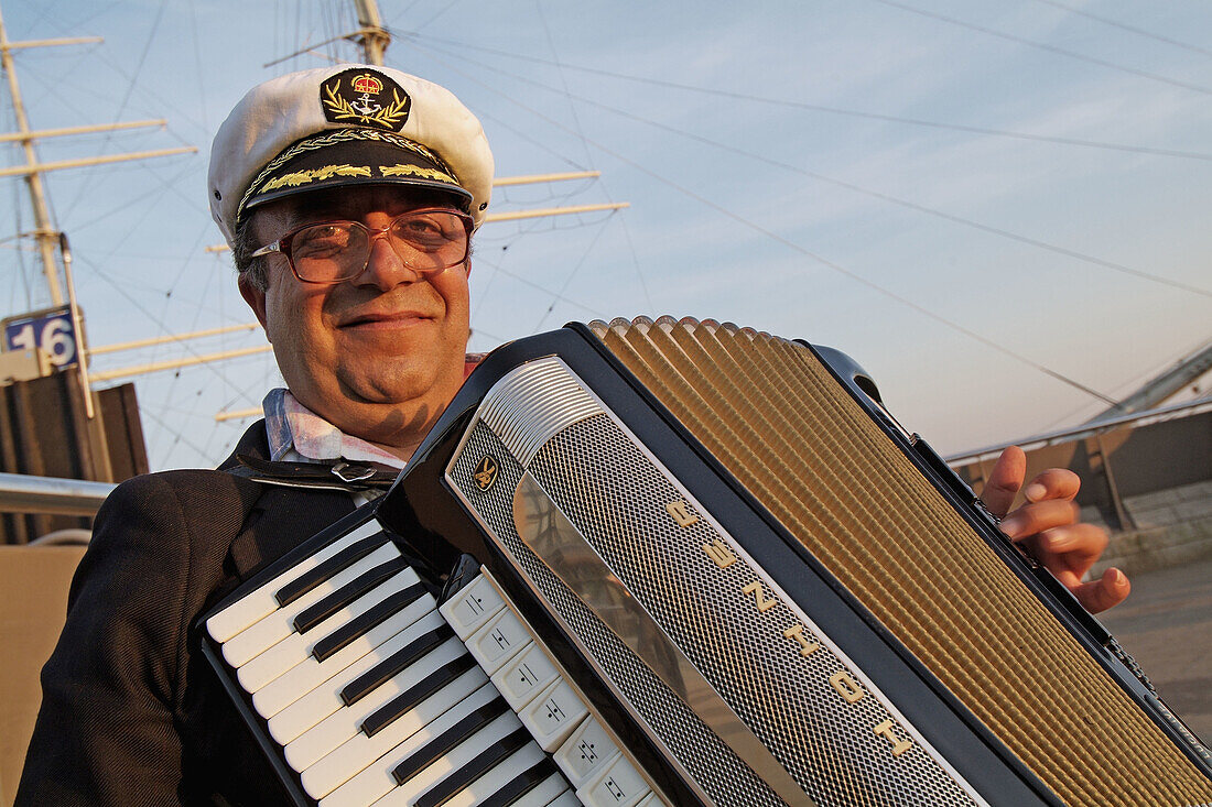 accordeon player at St.-Pauli-Landungsbrücken, port of Hamburg, Germany, Europe