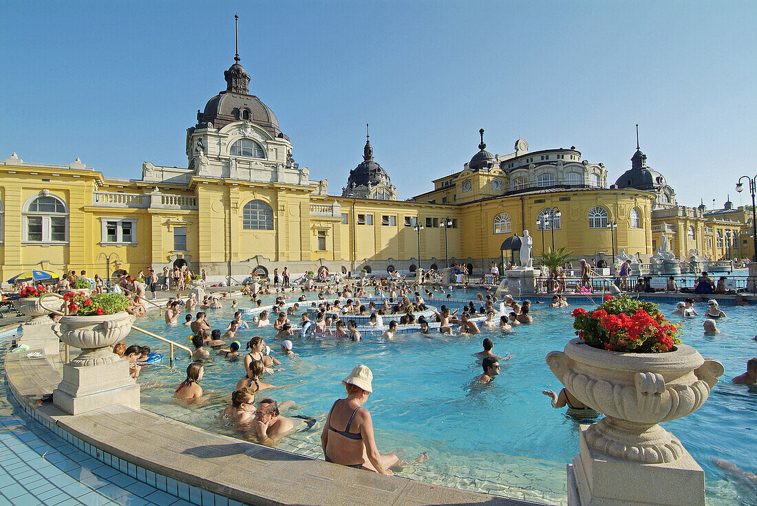 Szechenyi Medicinal Spa and Swimming Pool, located in the City Park of Budapest. Hungary
