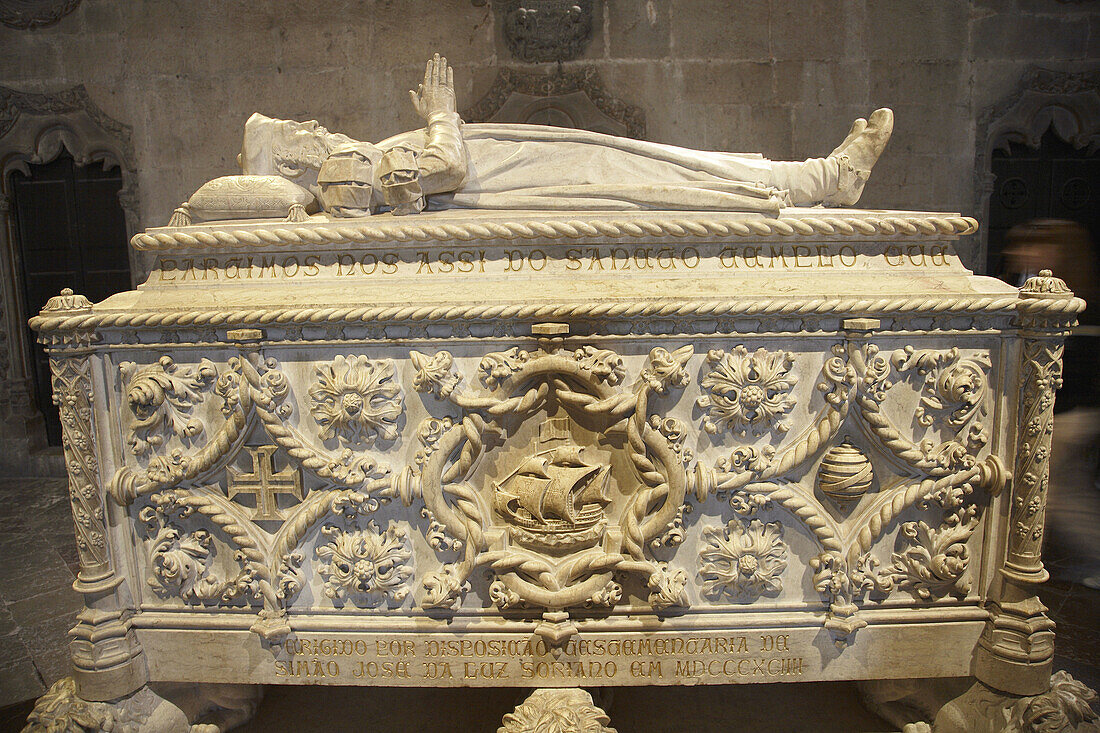 Portugal, Lisbon, Belém, Mosteiro dos Jeronimos monastery, church interior, tomb of Vasco da Gama