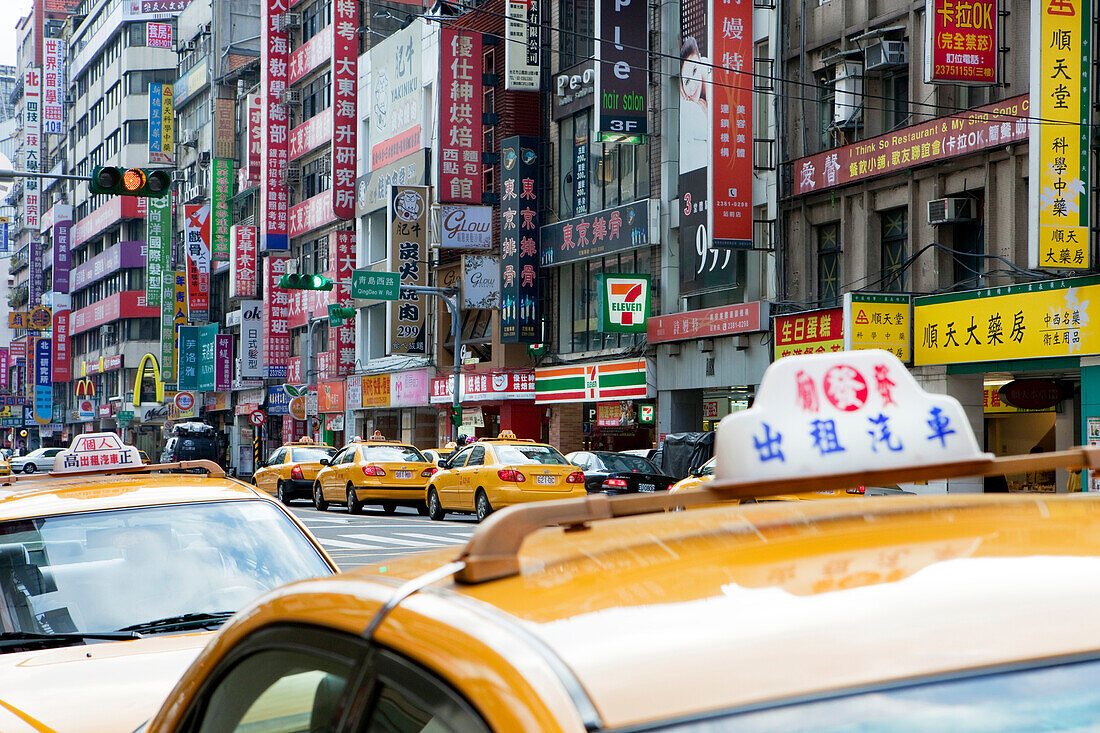 Strassenszene, Taxis und Leuchtreklame im Bahnhofsviertel, Taipeh, Taiwan, Asien