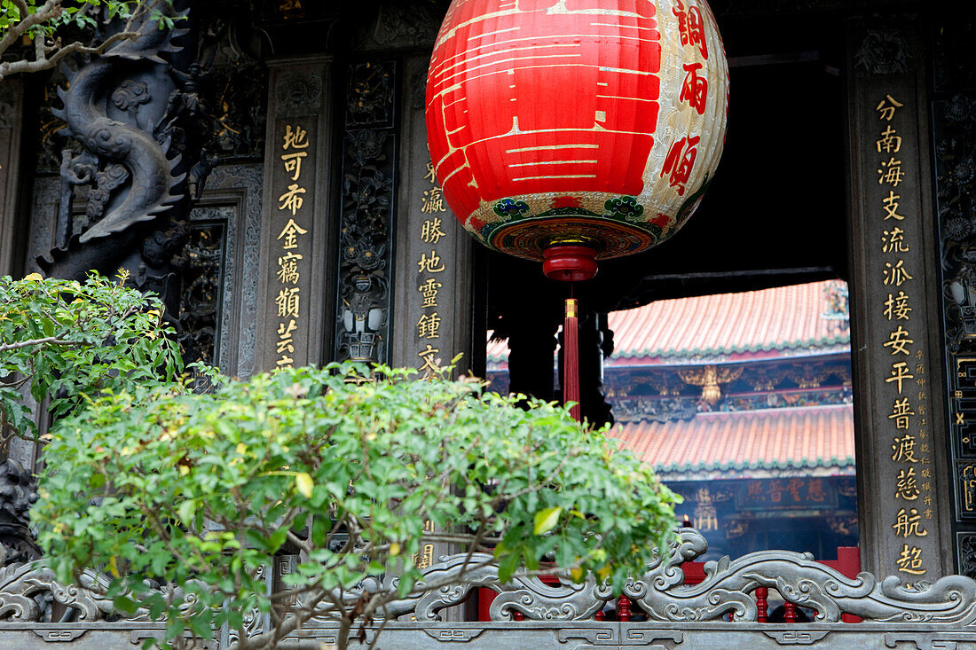 Roter Lampion vor der Fassade des Longshan Tempels, Taipeh, Taiwan, Asien