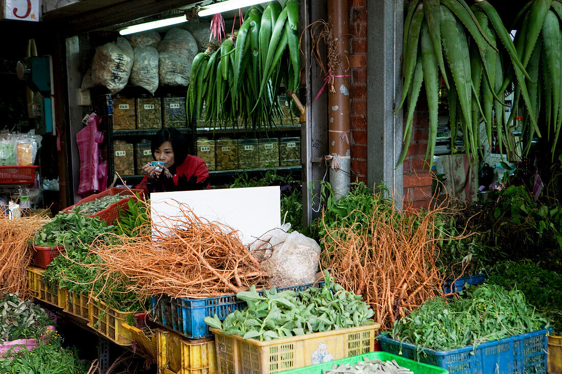Marktstand mit chinesischen Heilkräutern auf dem Markt in der Altstadt, Taipeh, Taiwan, Asien
