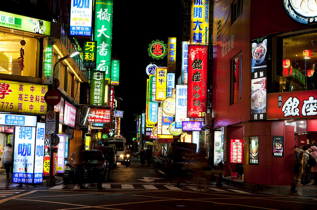 Leuchtreklamen im Stadtteil Da'An bei Nacht, Taipeh, Taiwan, Asien