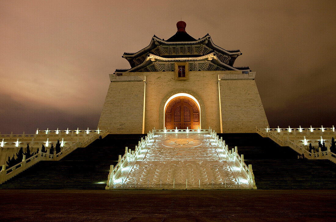 Chiang Kai-shek Memorial Hall bei Nacht, Taipeh, Taiwan, Asien