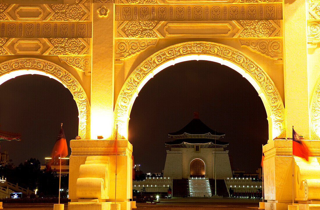 Blick durch das beleuchtete Haupttor auf die Chiang Kai-shek Gedenkhalle bei Nacht, Taipeh, Taiwan, Asien