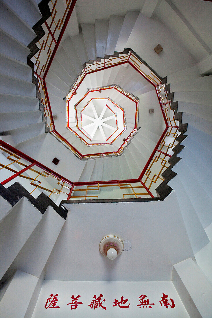 Treppenhaus im Turm des Hsiang-Te Tempels, Tienhsiang, Taiwan, Asien