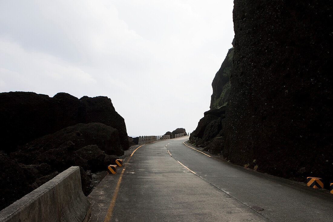 Küstentrasse zwischen Lavafelsen auf Green Island, Taitung County, Taiwan, Asien