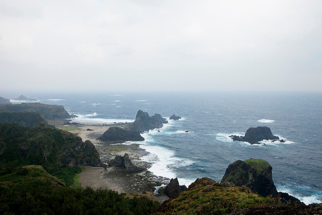 Blick auf Küstenlandschaft und Pazifik, Green Island, Taitung Region, Taiwan, Asien