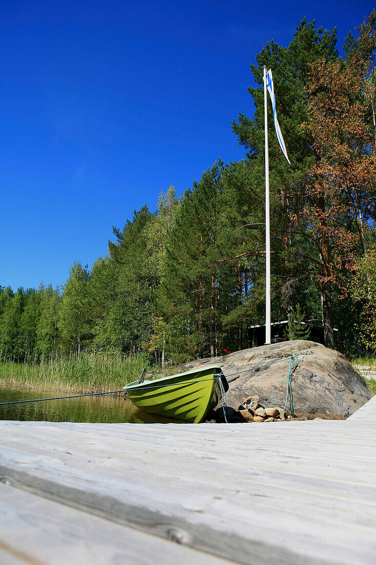 Boot an einem Steg in einer Bucht des Saimaa Sees, Saimaa Seenplatte, Finnland, Europa