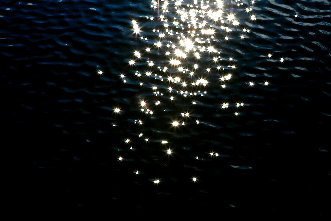 Sonnenlicht funkelt auf dem Wasser des Saimaa Sees, Saimaa Seenplatte, Finnland, Europa