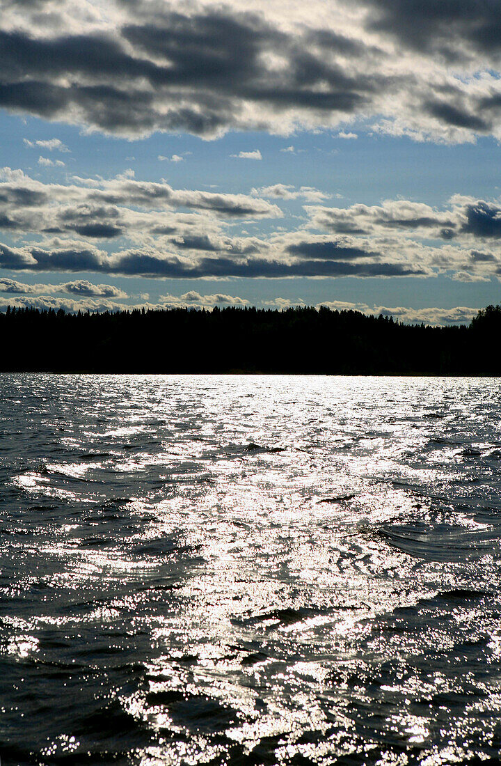 Sonnenlicht spiegelt sich auf dem Saimaa See, Saimaa Seenplatte, Finnland, Europa