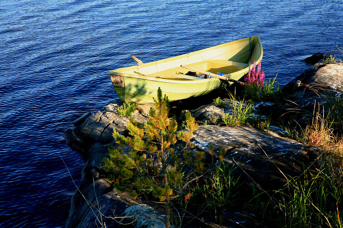 Ruderboot am Ufer einer unbewohnten Insel, Saimaa Seenplatte, Finnland, Europa