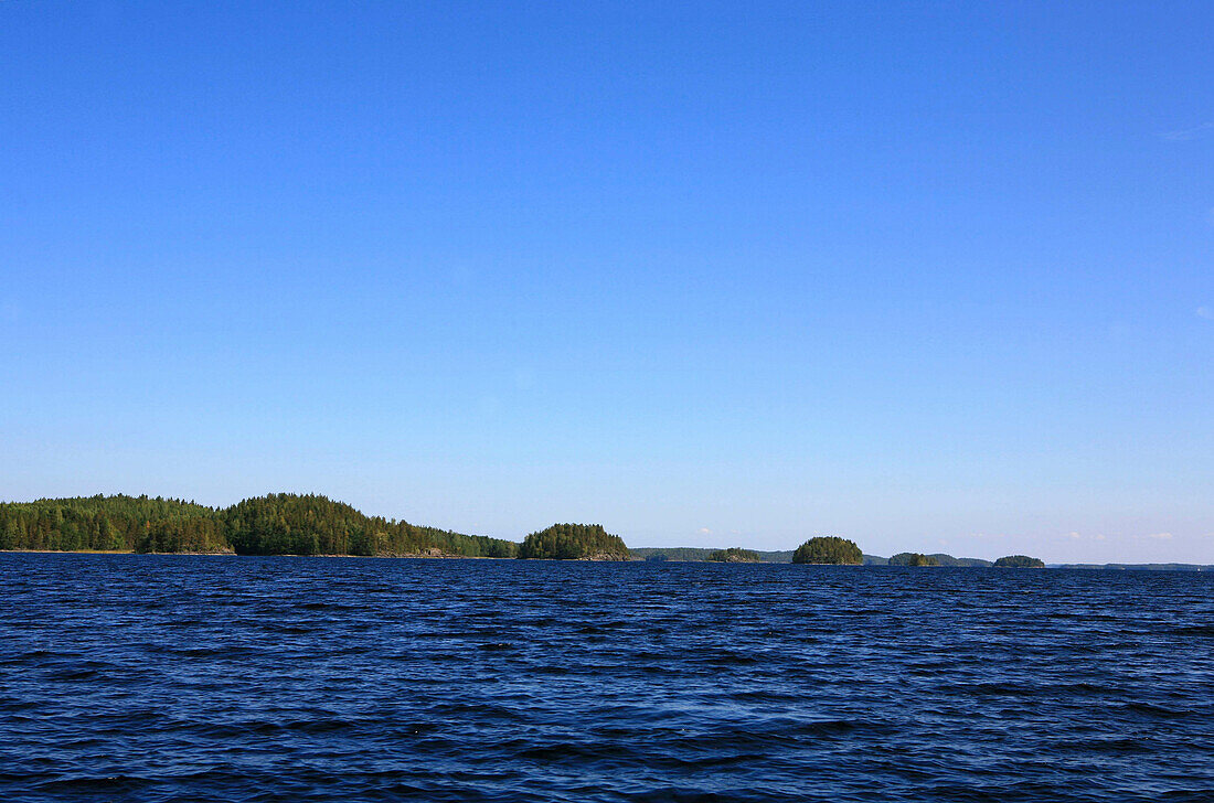Blick auf die Insel Linnansaari unter blauem Himmel, Nationalpark Linnansaari, Saimaa Seenplatte, Finnland, Europa