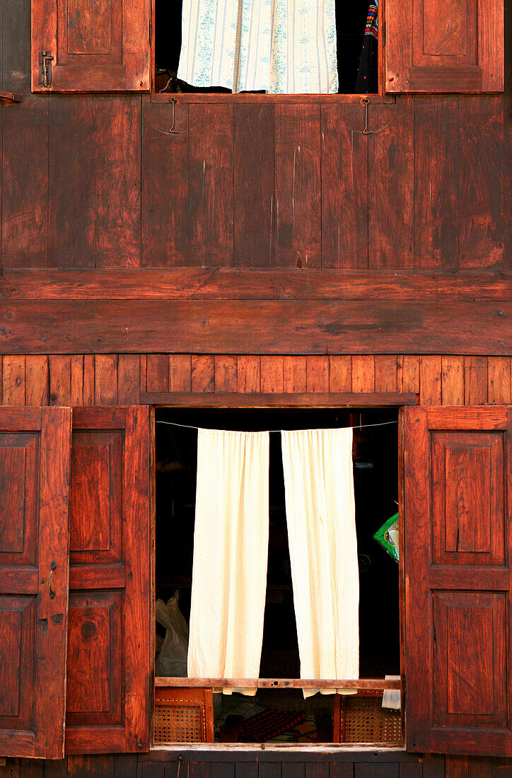 Vorhänge in einem Fenster eines Pfahlbautenhauses der Intha, Inle See, Shan Staat, Myanmar, Birma, Asien