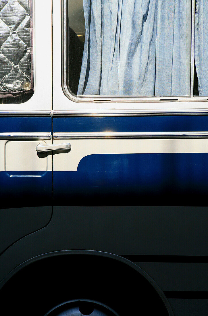 Vorhang im Fenster eines Wohnmobils, München, Bayern, Deutschland, Europa