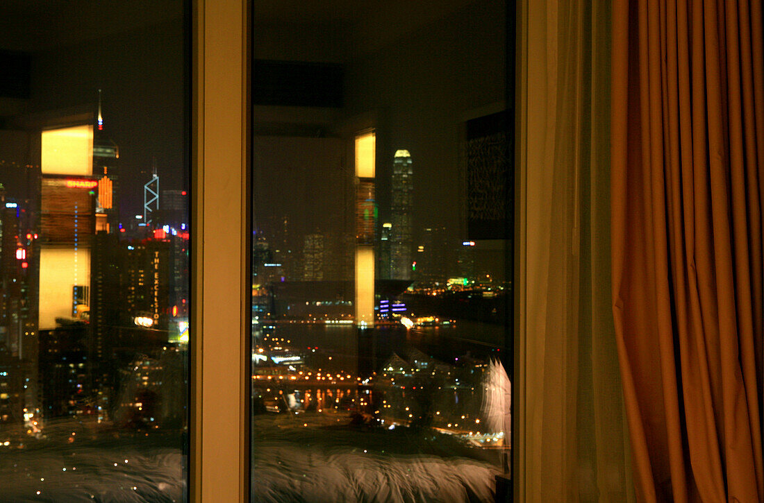 Vorhang am Fenster eines Hotelzimmers, Blick auf die Stadt bei Nacht, L'Hotel Hotels, Hongkong, China, Asien