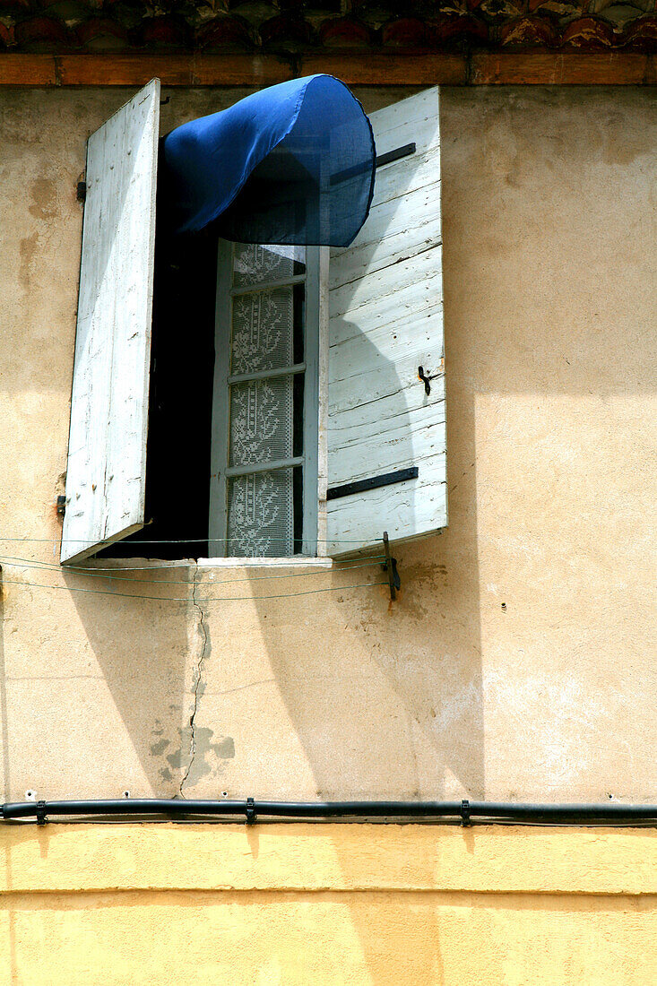 Fenster mit Vorhang in einem Wohnhaus, Arles, Frankreich, Europa