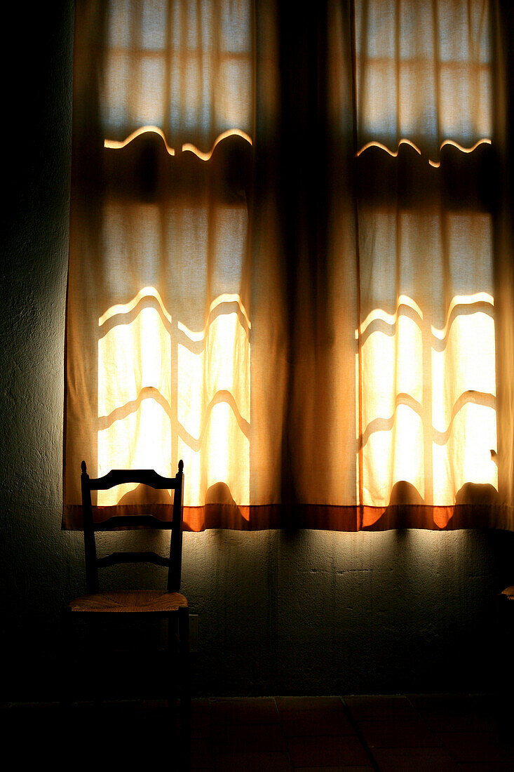 Fenster mit geschlossenem Vorhang und Stuhl im Musee d' Arletan, Arles, Frankreich, Europa