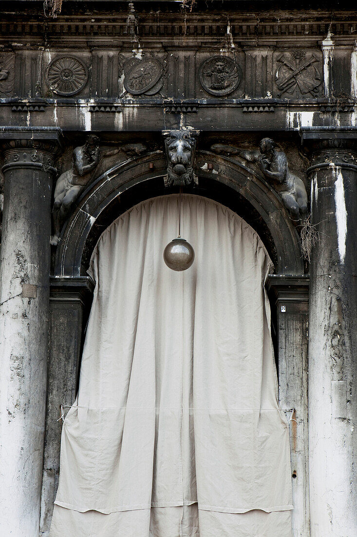 Vorhang als Sonnenschutz an einem Gebäude, Markusplatz, Venedig, Italien, Europa