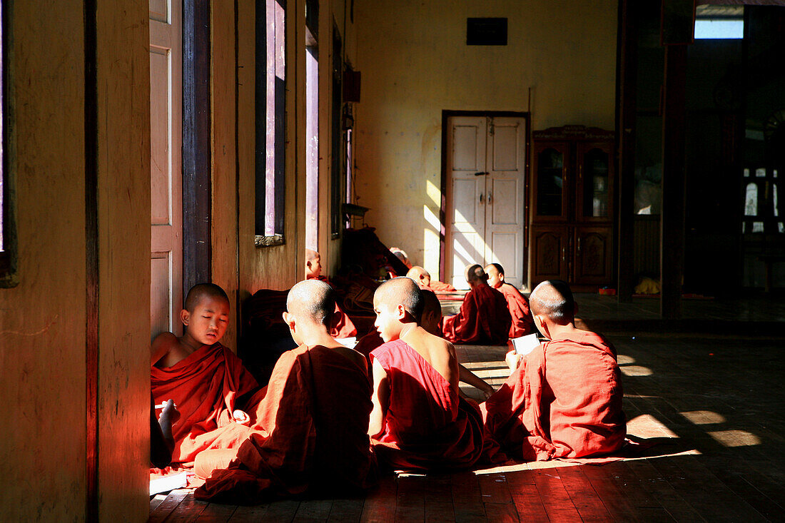 Junge buddhistische Novizen lernen im Shwe Yan Bye Kloster, Nyaungshwe, Shan Staat, Myanmar, Birma, Asien