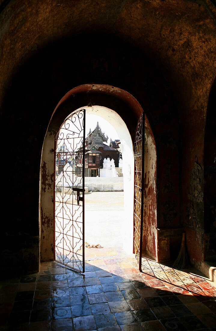 Blick aus der Pagode auf das aus Teakholz im Shan-Stil erbaute Shwe Yan Bye Kloster, Nyaungshwe, Shan Staat, Myanmar, Birma, Asien