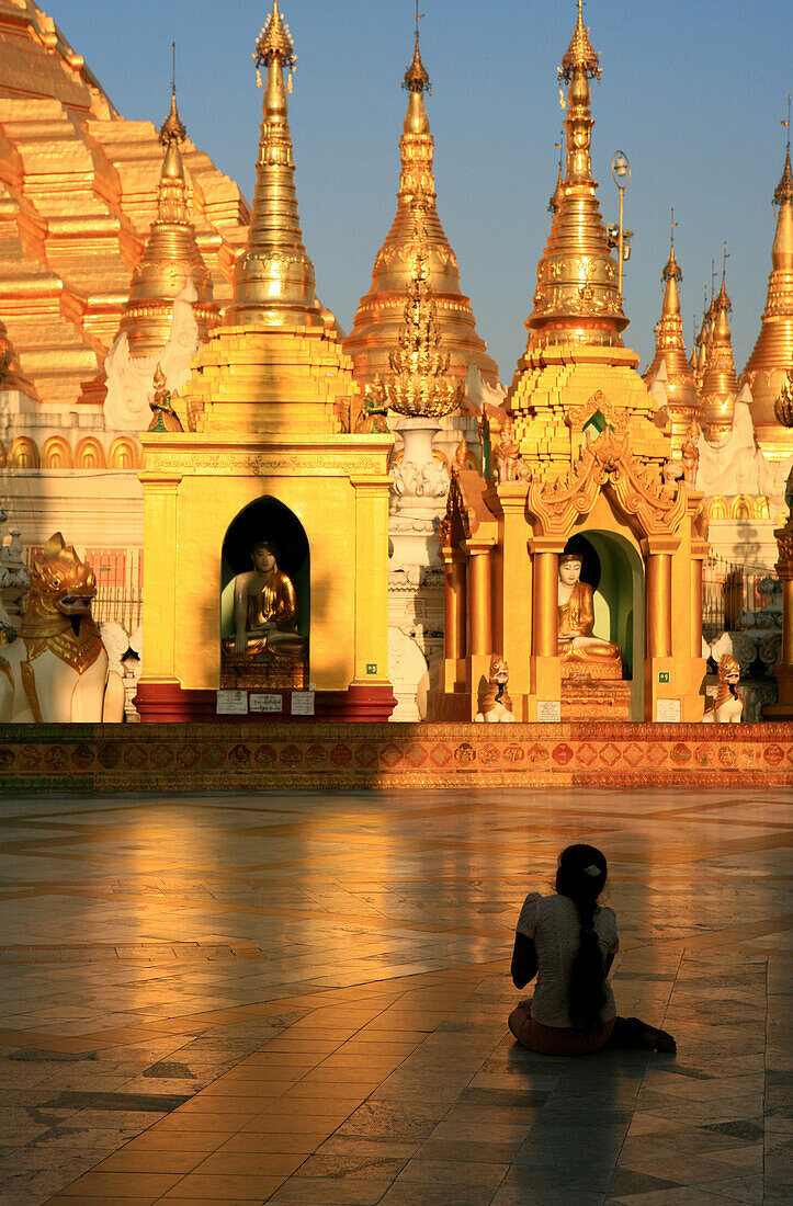 Betende Buddhistin am Abend in der Shwedagon Pagode, Rangoon, Myanmar, Birma, Asien