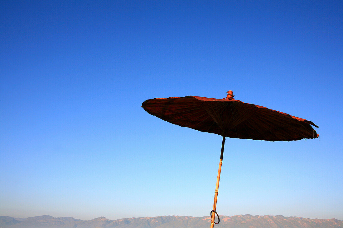 Asiatischer Sonnenschirm unter blauem Himmel, Shan Staat, Myanmar, Birma, Asien