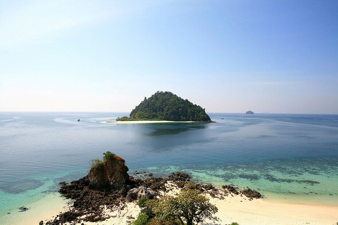 Strand auf unbewohnter Insel im Sonnenlicht, Mergui Archipel, Andamanensee, Myanmar, Birma, Asien