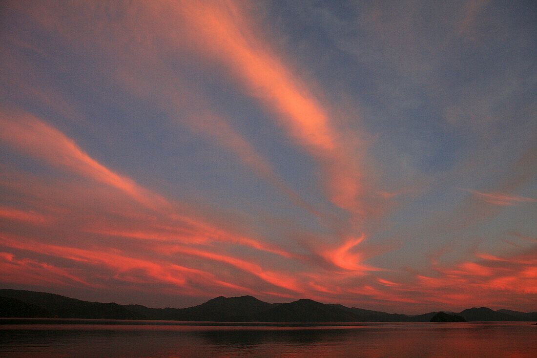 Sonnenuntergang im Mergui Archipel, Andamanensee, Myanmar, Birma, Asien