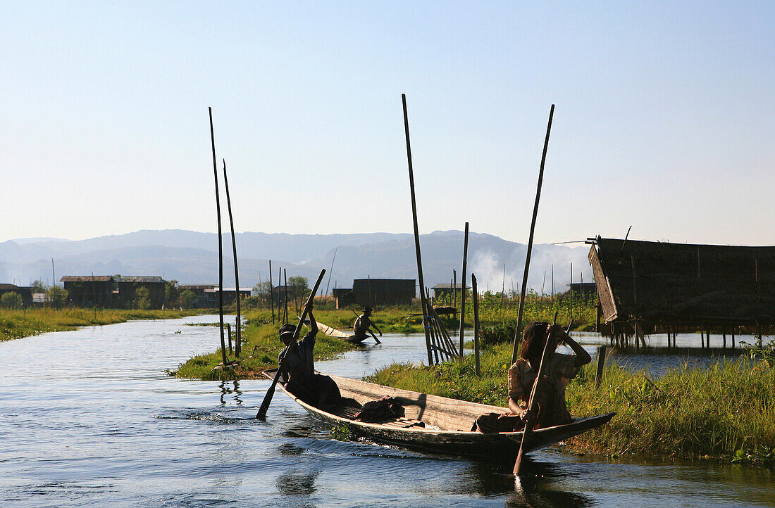 Intha Leute auf ihren Booten vor Pfahlbauten und schwimmenden Gärten, Inle See, Shan Staat, Myanmar, Birma, Asien