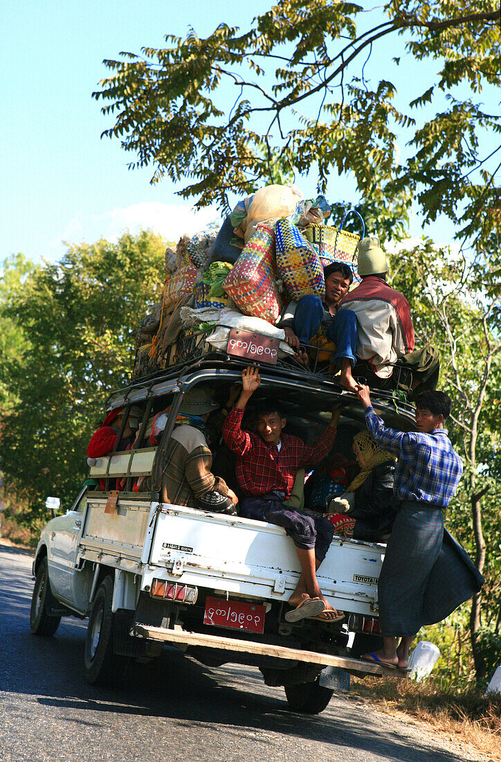 Grossraumtaxi, Menschen und Gepäck auf überladenem Pickup Truck, Shan Staat, Myanmar, Birma, Asien