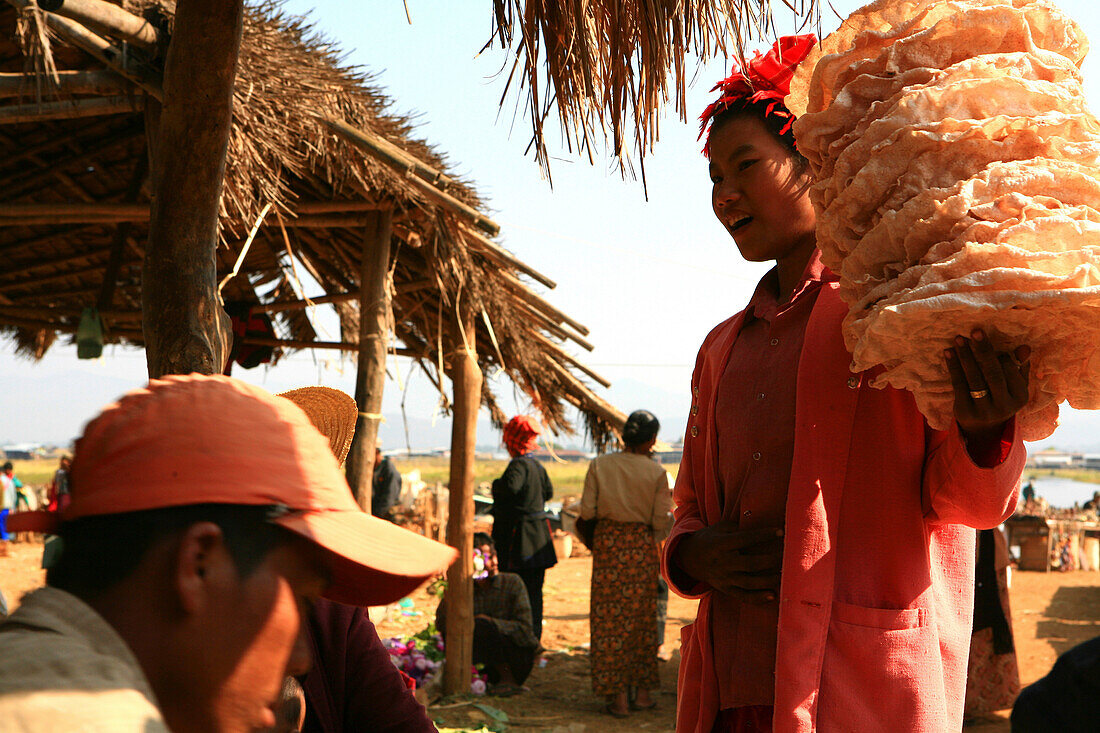 Menschen vom Pa-O Bergvolk auf dem Markt am Inle See, Taung Tho Kyaung, Inle See, Shan Staat, Myanmar, Birma, Asien