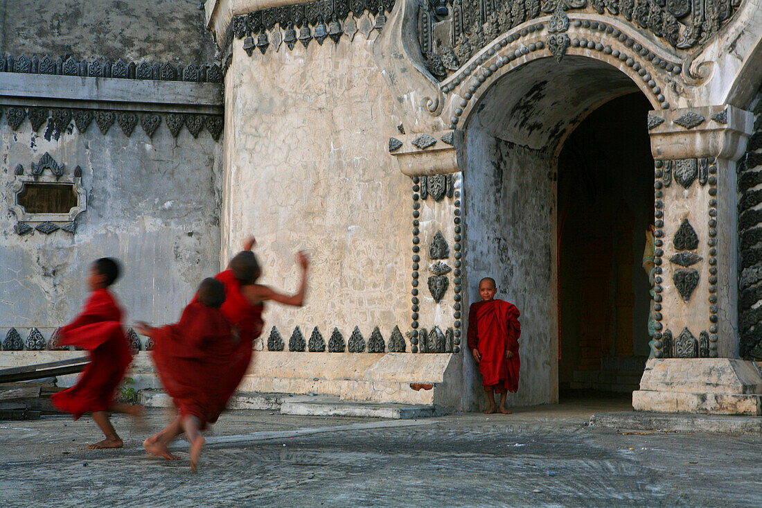 Buddhistische Novizen spielen vor dem Kloster von Hispaw, Hispaw, Shan Staat, Myanmar, Birma, Asien
