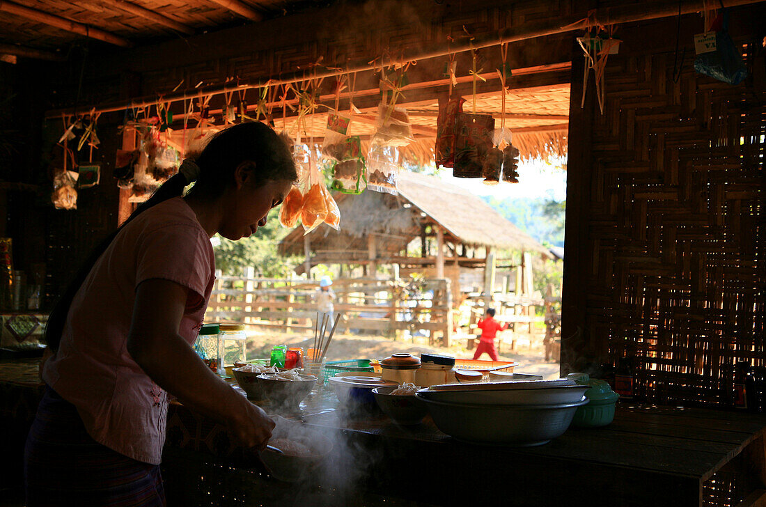Frau verkauft typische Shan Nudelsuppe, Hispaw, Shan Staat, Myanmar, Birma, Asien