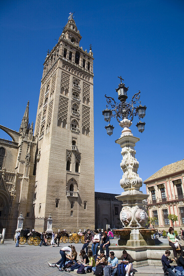 Giralda tower in Plaza Virgen de los Reyes, Sevilla. Andalucia, Spain.