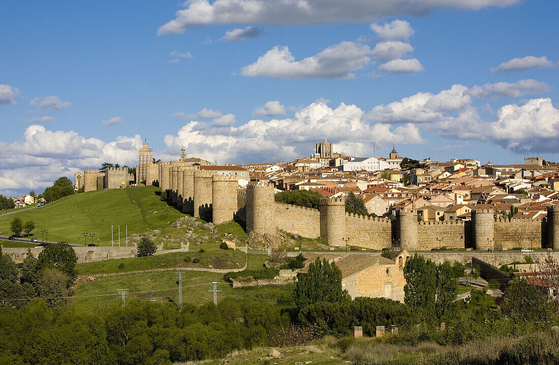 Overview of Ávila with the medieval city walls, the best preserved ones in Spain. They date from 1090, with 2, 5 km long, 88 towers and 6 gates. Ávila (city added to the Unescos World Heritage List in 1985). Castilla-León. Spain