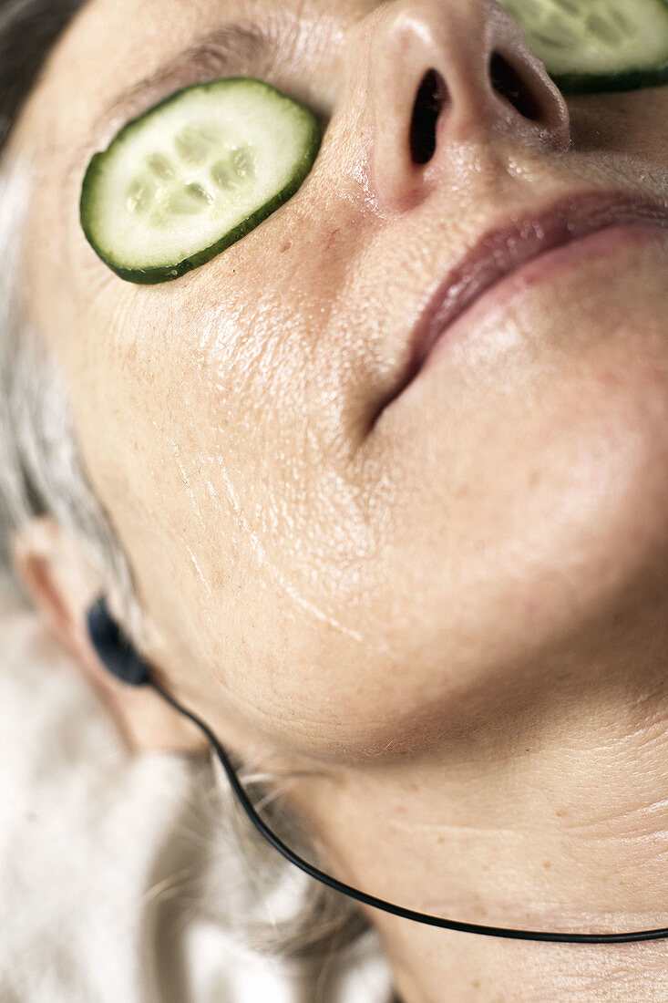 Adult, Adults, Beauty, Beauty Care, Caucasian, Caucasians, Chill out, Chilling out, Close up, Close-up, Closeup, Color, Colour, Contemporary, Cosmetic, Cosmetics, Cucumber, Cucumbers, Earphone, Earphones, Eye, Eyes, face, faces, Female, Gourd, Gourds, hea