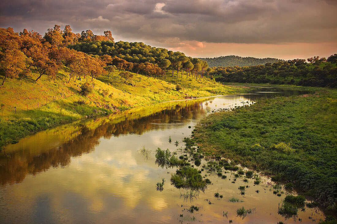 Rivera del Huéznar, vista desde el viejo puente