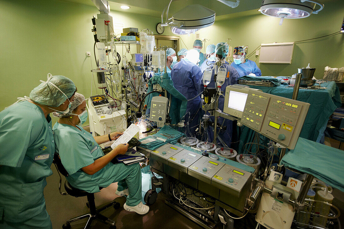 Aortic valve replacement, cardiac surgery, operation room. Hospital Universitario de Gran Canaria Doctor Negrin, Las Palmas de Gran Canaria. Canary Islands, Spain