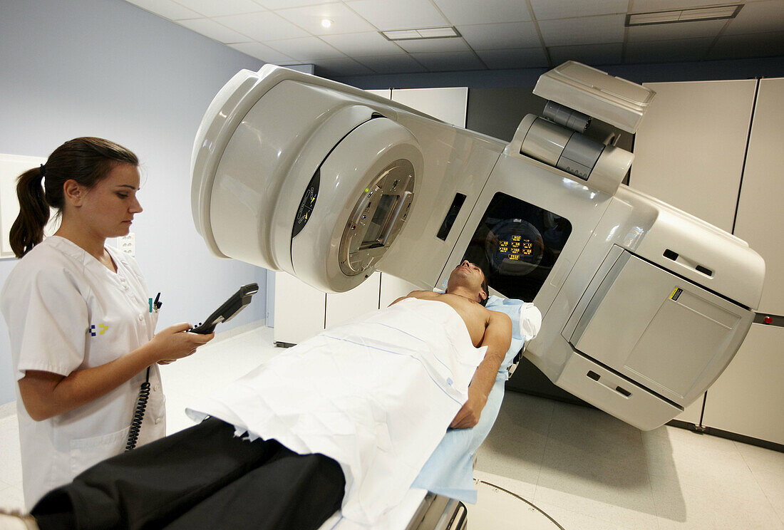 Linearbeschleuniger, Strahlentherapie Onkologie. Krankenhaus Universitario de Gran Canaria Doctor Negrin, Las Palmas de Gran Canaria. Kanarische Inseln, Spanien