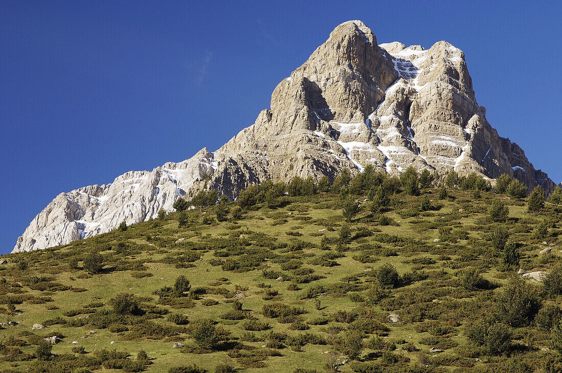 Corona del Mallo (2541 m.), Sierra de Partacua, Valle de Tena. Pyrenees Mountains, Huesca province, Aragon, Spain